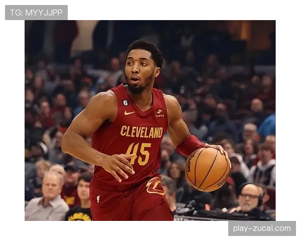 骑士米切尔关键时刻遭遇包夹,分球外线斯特鲁斯命中大心脏三分 骑士米切尔关键时刻遭遇包夹,分球外线斯特鲁斯命中大心脏三分