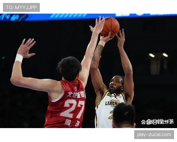 哈维三分8中4贡献12分 辽宁队外线投射短板得到有效弥补 哈维三分8中4贡献12分 辽宁队外线投射短板得到有效弥补